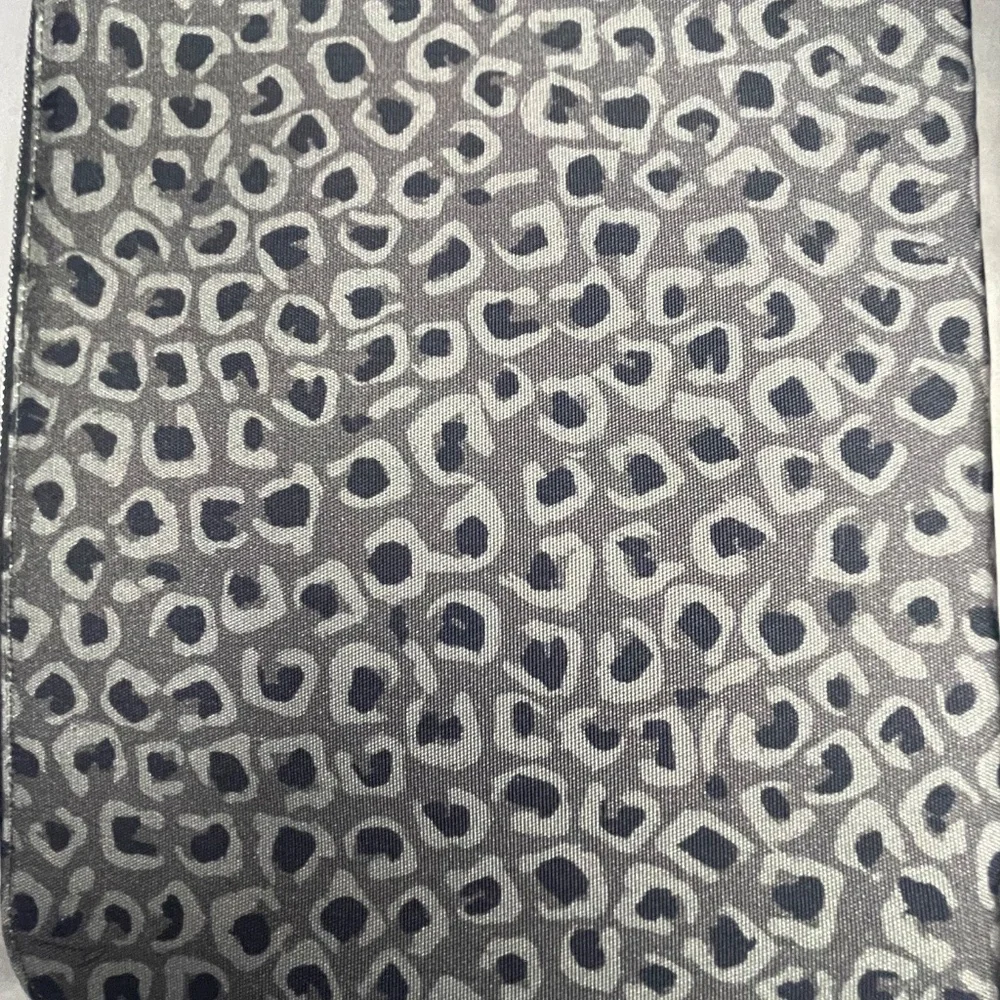 Gucci Gray Animal Print Document Holder – Sleek & Stylish (Brand New!)